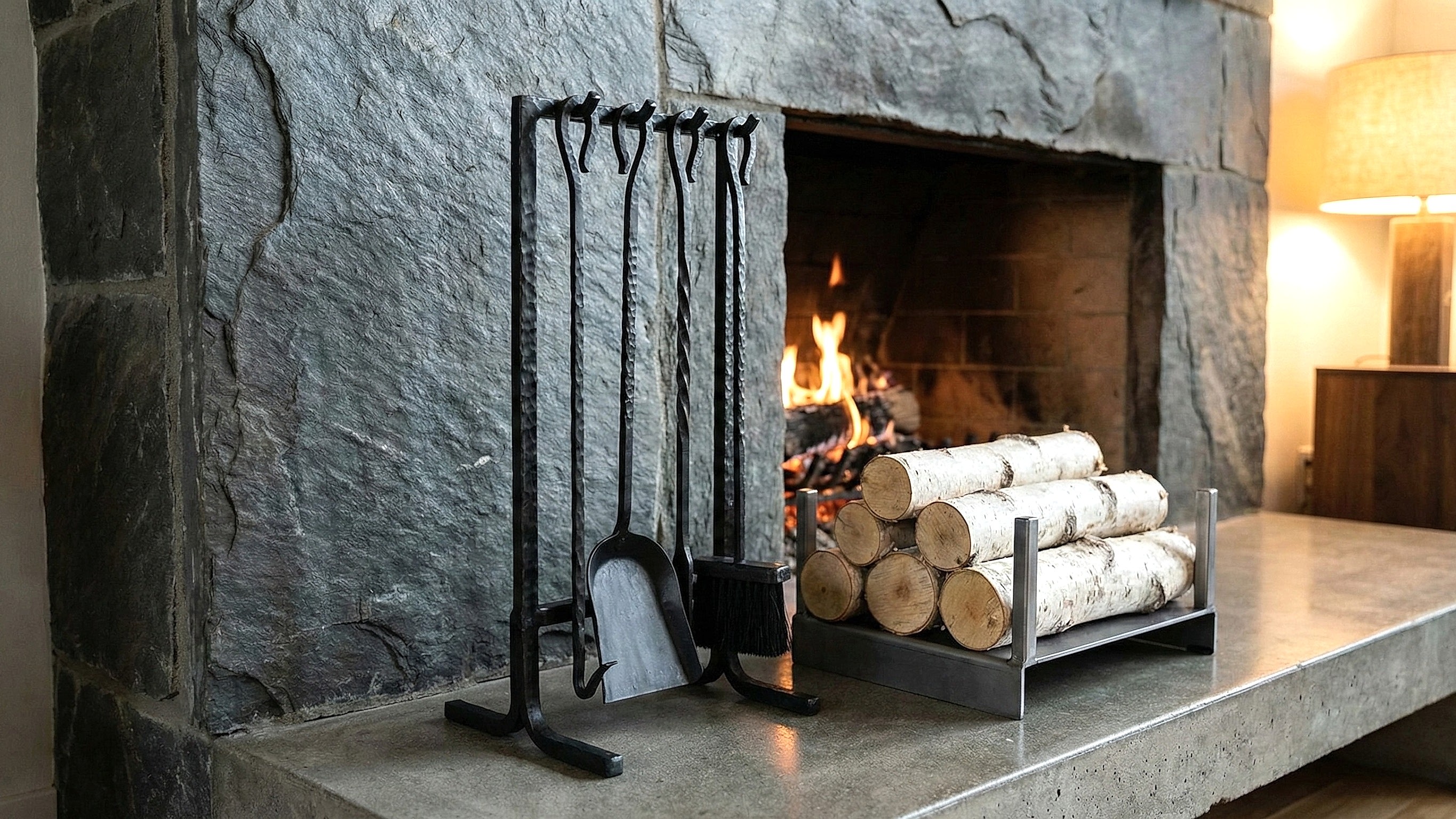 Şömine Aksesuarları: Maşa Takımı ve Odunluk Seçimi Nasıl Olmalı?